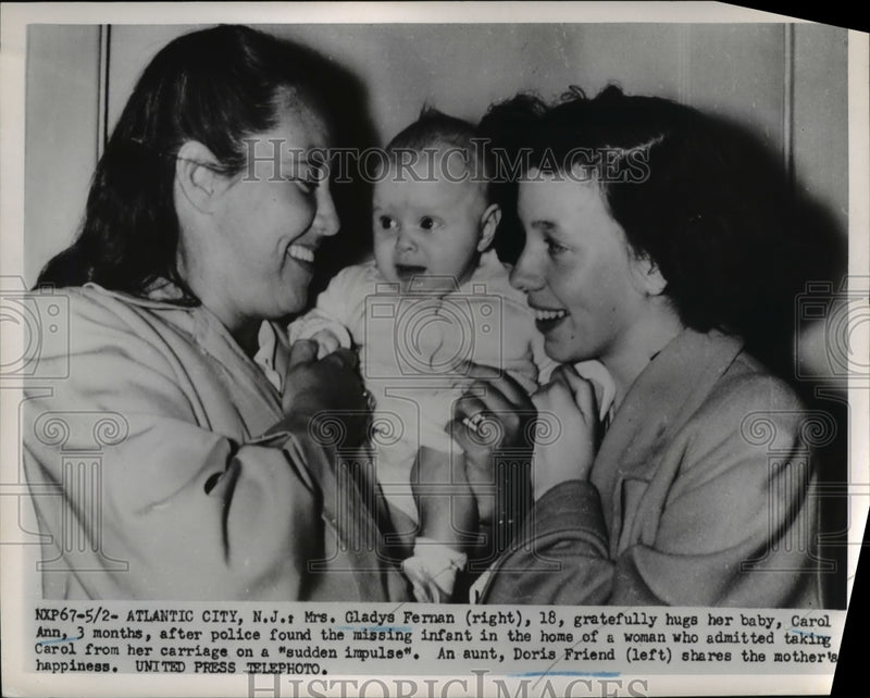 Load image into Gallery viewer, 1952 Press Photo Mrs. Gladys Fernan gratefully hugs her baby, Carol Ann
