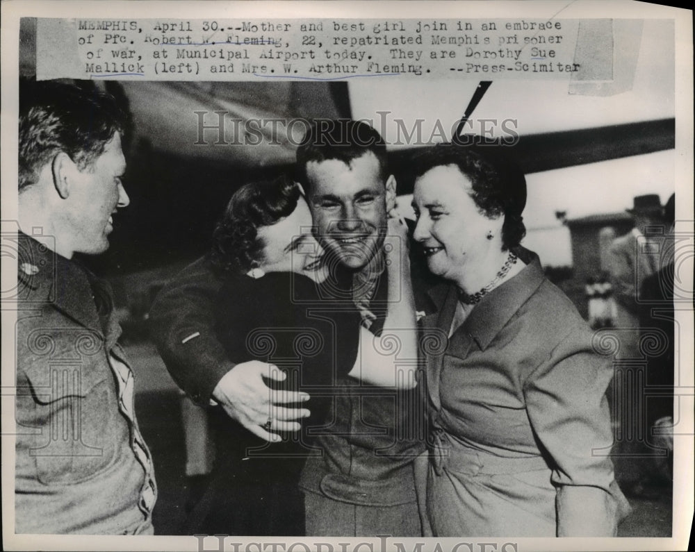 1953 Press Photo Mother and best girl join in an embrace of Pfc. Robert Fleming