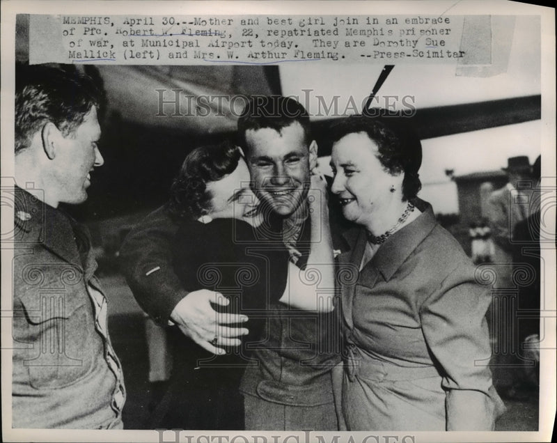 Load image into Gallery viewer, 1953 Press Photo Mother and best girl join in an embrace of Pfc. Robert Fleming
