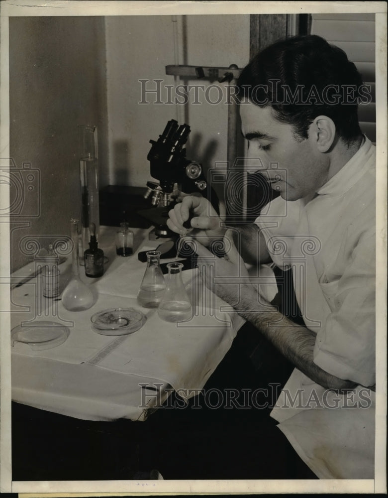 Load image into Gallery viewer, 1938 Press Photo Hollywood Calif Carlos Valento preps champagne glo head
