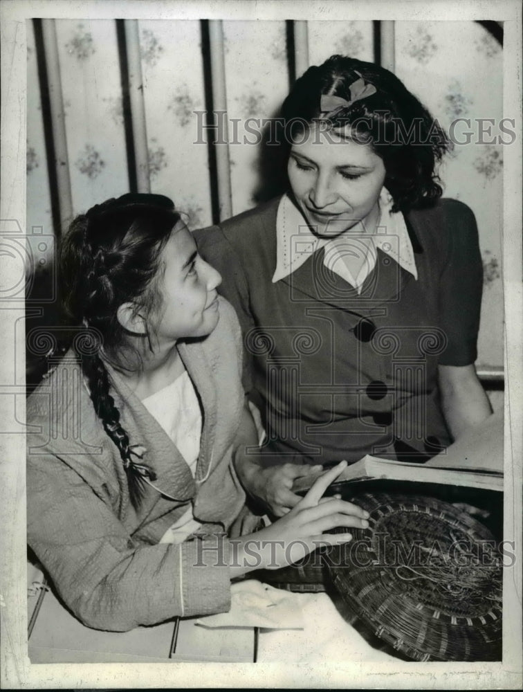 1942 Press Photo LA Calif Lorene Mitchell & mom Sally here for operation on legs