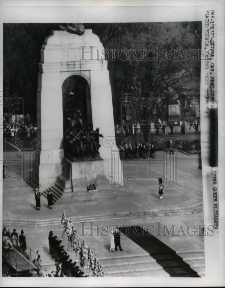 1957 Press Photo Semi-general war memorial after Queen Elizabeth placed wreath