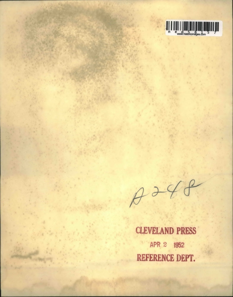 1952 Press Photo Workmen decorate city with Dutch & US flags for Queen Juliana