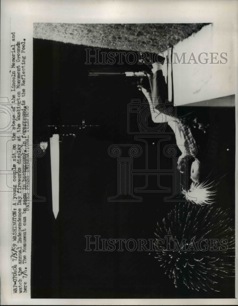 Load image into Gallery viewer, 1959 Press Photo Young Couple sit on the steps of the Lincoln Memorial

