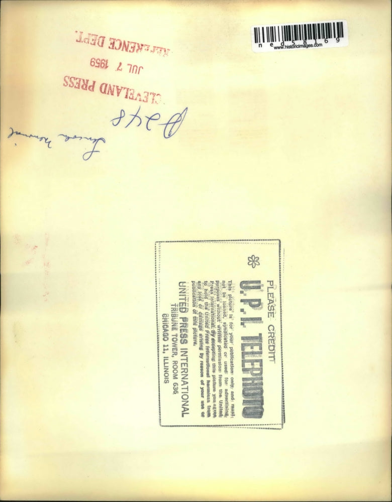 1959 Press Photo Young Couple sit on the steps of the Lincoln Memorial