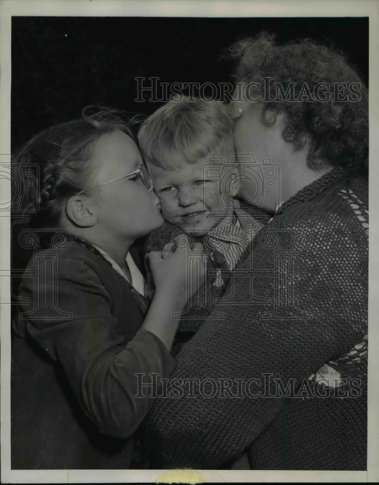 1947 Press Photo Mrs Harry Nelson & Nancy Lee hugs Franklin Dee Nelson