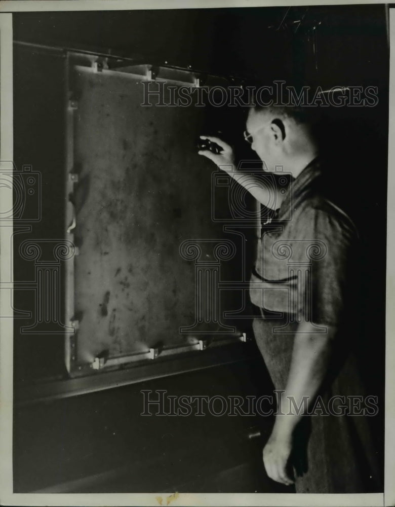 1934 Press Photo CJ Ernst operats 14 ton camera Coast & geodetic Survey