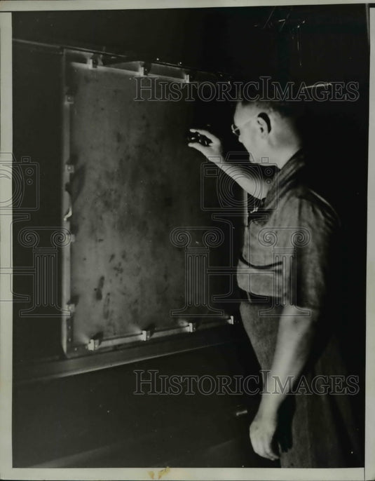 1934 Press Photo CJ Ernst operats 14 ton camera Coast & geodetic Survey