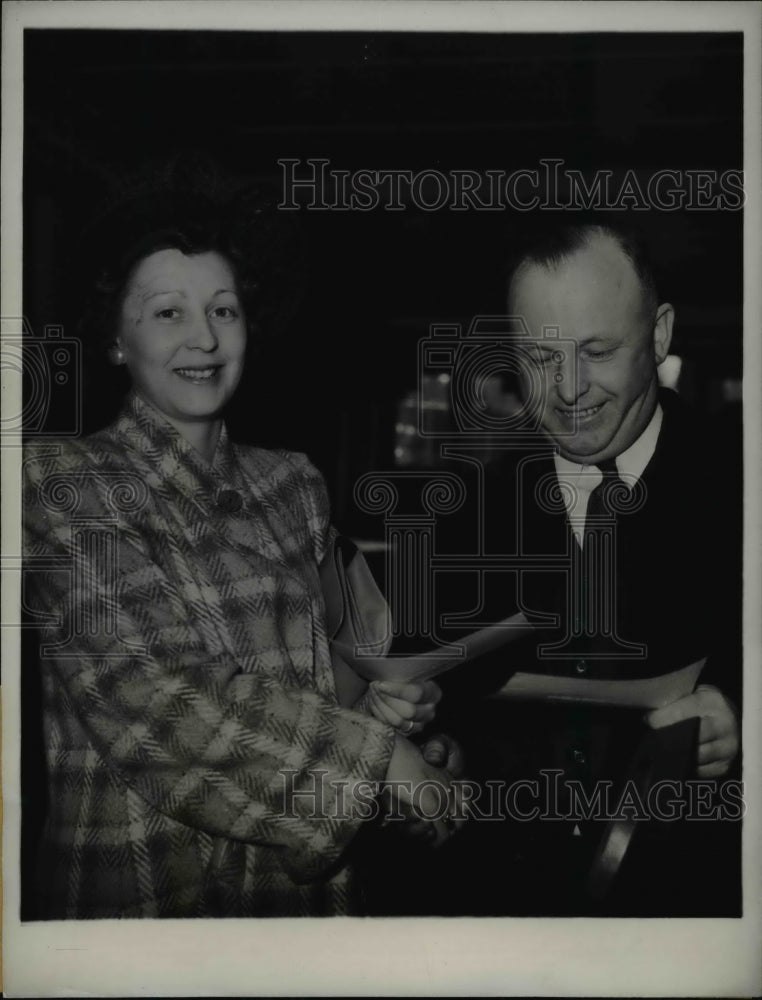 Load image into Gallery viewer, 1941 Press Photo San Francisco Mrs Ruth Fakhouri &amp; Louis Tagones at Bay Meadows

