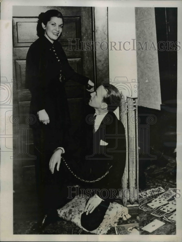 Load image into Gallery viewer, 1937 Press Photo Harold Hulen &amp; Florence Hurlbut in marriage proposal
