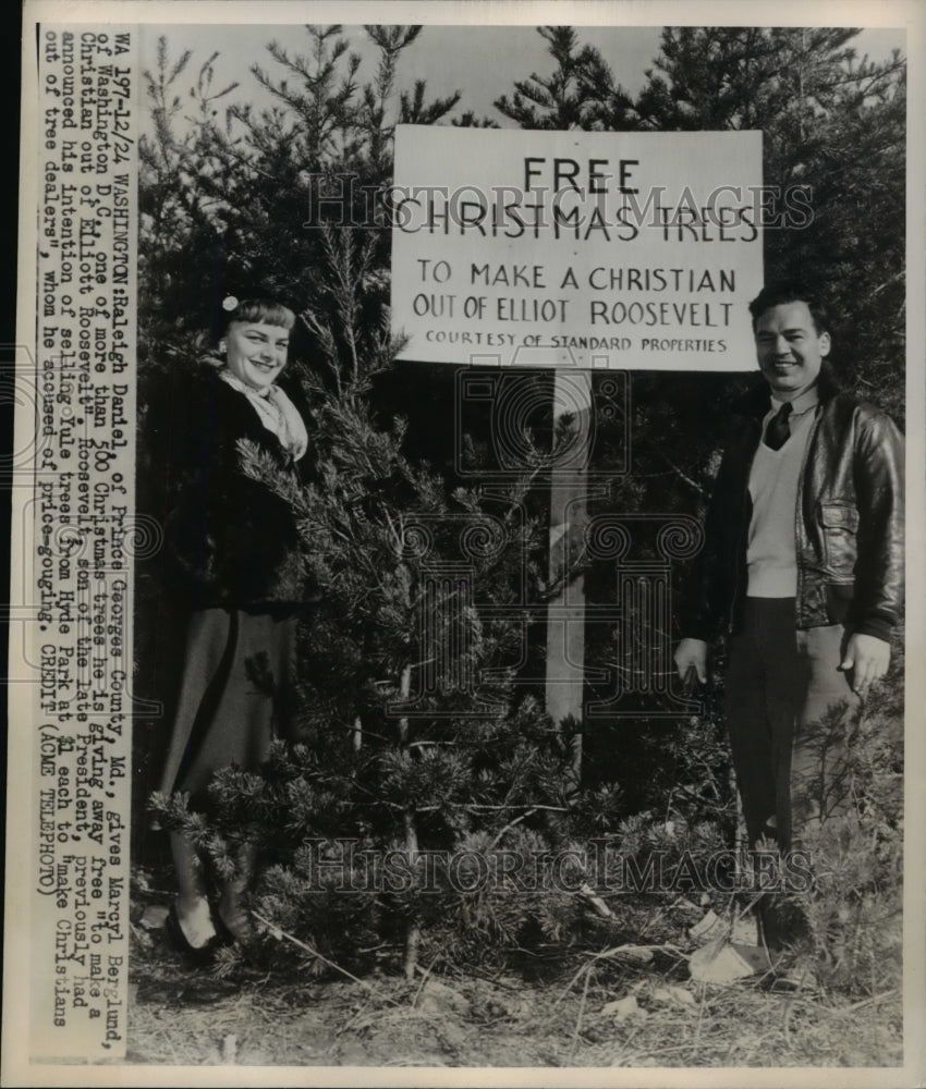 1948 Press Photo Washington Raleigh Daniel & Marcyl Berglund & Xmas trees
