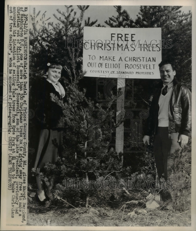 Load image into Gallery viewer, 1948 Press Photo Washington Raleigh Daniel &amp; Marcyl Berglund &amp; Xmas trees
