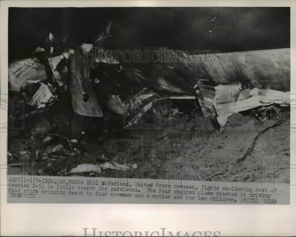 1953 Press Photo Issaquah Texas Bill McFarland at crash of plane ina storm