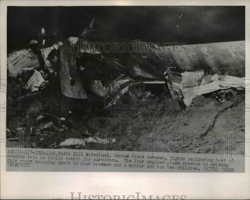 Load image into Gallery viewer, 1953 Press Photo Issaquah Texas Bill McFarland at crash of plane ina storm
