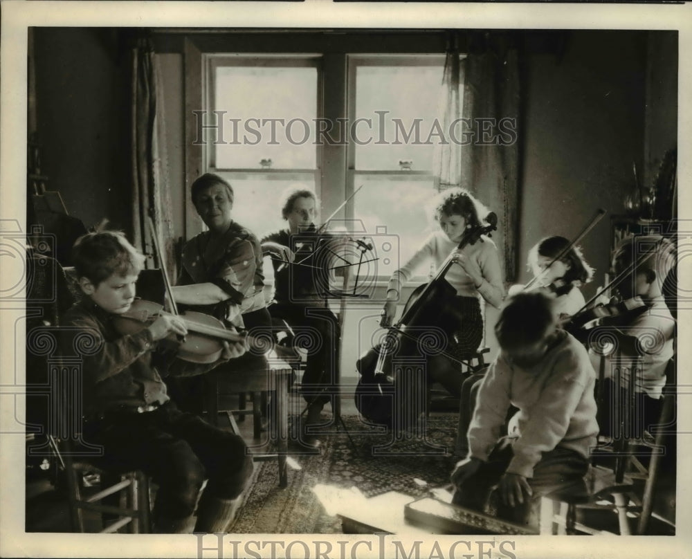 1936 Press Photo Mrs. Brown Seymour, Genet Byrfield & Children at Thought Valley- Historic Images