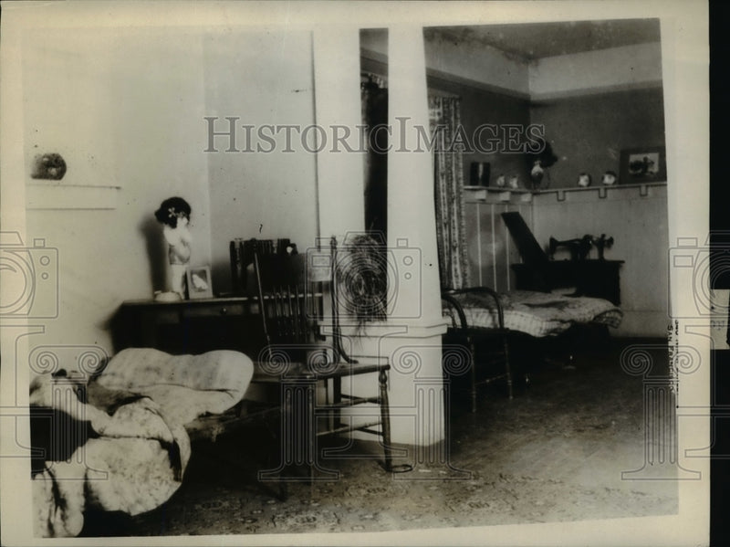 Load image into Gallery viewer, 1927 Press Photo Interior of rooms of artist home where they were slain
