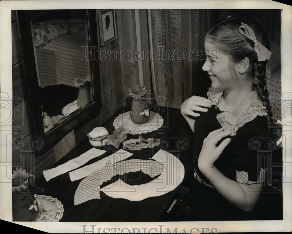 1939 Press Photo Barbara in navy dress with interchangeable collars- Historic Images