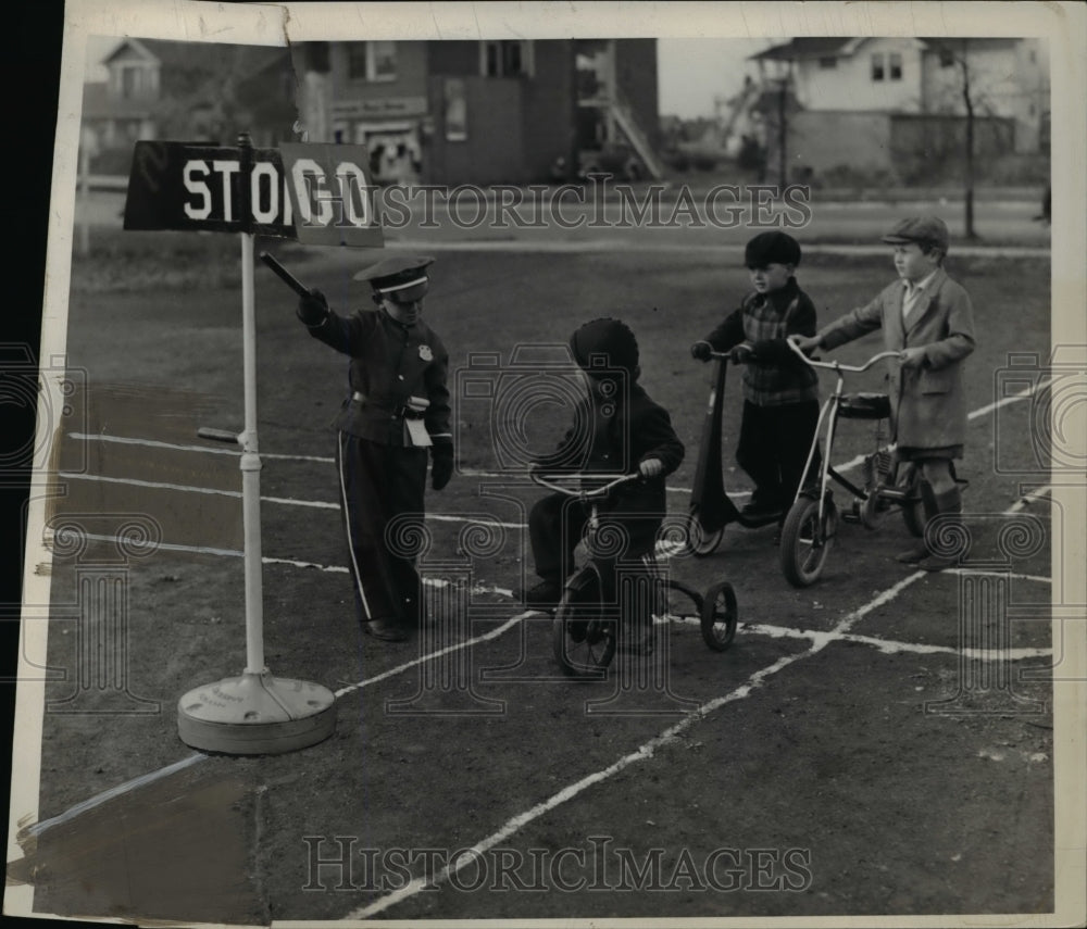 1937 Press Photo Burkle, H Hartman,R Collins, P Gaugham on bikes