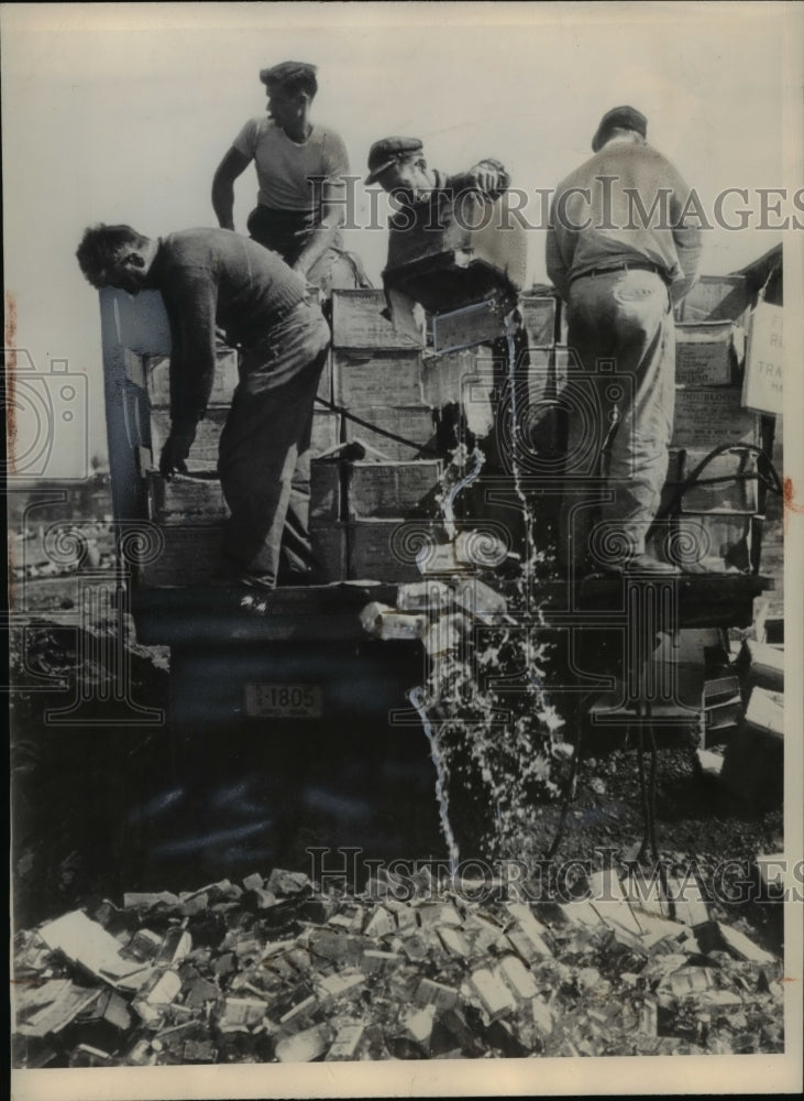 1948 Press Photo Workmen Solemnly Cuban Officials Tax
