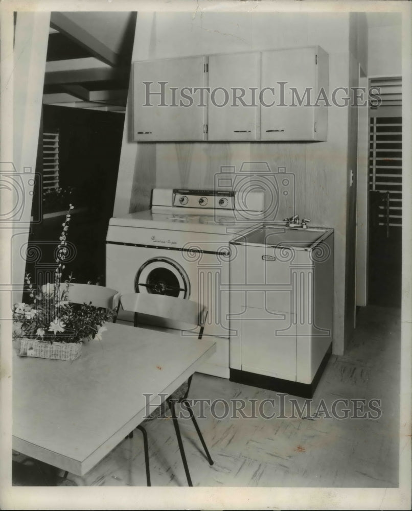 1954 Press Photo Wash tubs in East and West Side Idea Houses.