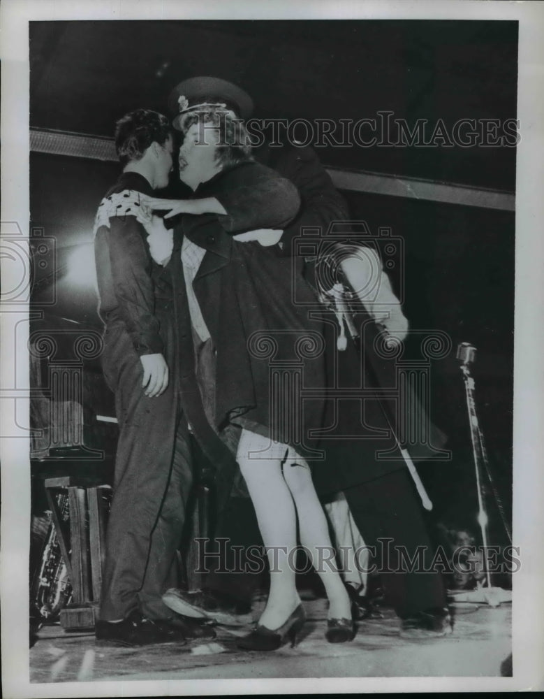 1958 Press Photo A policeman with a long sword escorts weeping Vive Kleis