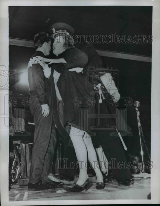 1958 Press Photo A policeman with a long sword escorts weeping Vive Kleis