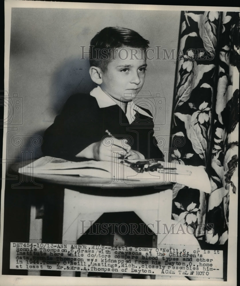 1949 Press Photo Little Tommy O'Neill draws with crayons at Children Institute