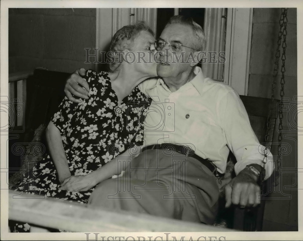 1952 Press Photo Mrs. Earl Moone plants a kiss on Mr. Moone