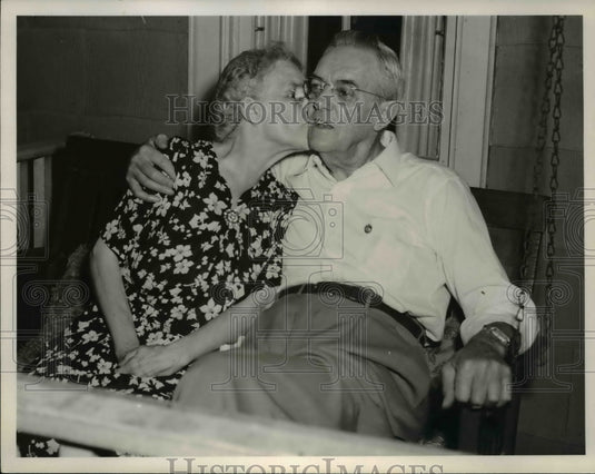 1952 Press Photo Mrs. Earl Moone plants a kiss on Mr. Moone