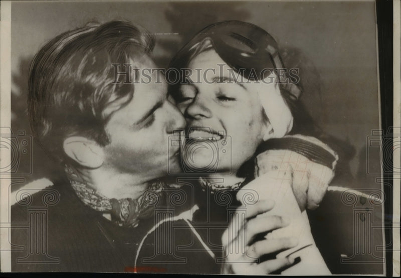 Load image into Gallery viewer, 1952 Press Photo Andrea Mead Lawrence Kiss by Husband After Olympic Gold Slalom
