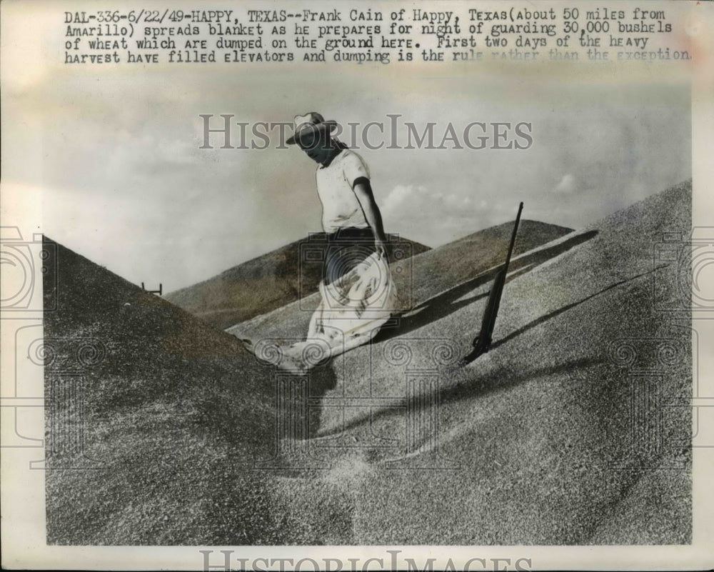 1949 Press Photo Frank Cain Prepares for Night Guarding of Wheat in Happy