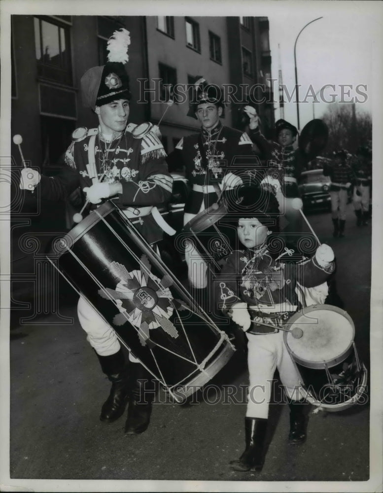 Load image into Gallery viewer, 1958 Press Photo Young Boy Drummer in Mainz Germany Parade
