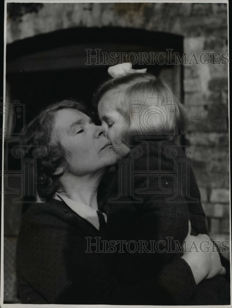 1941 Press Photo Geraldine leaves her home for the safety of the American Hostel- Historic Images