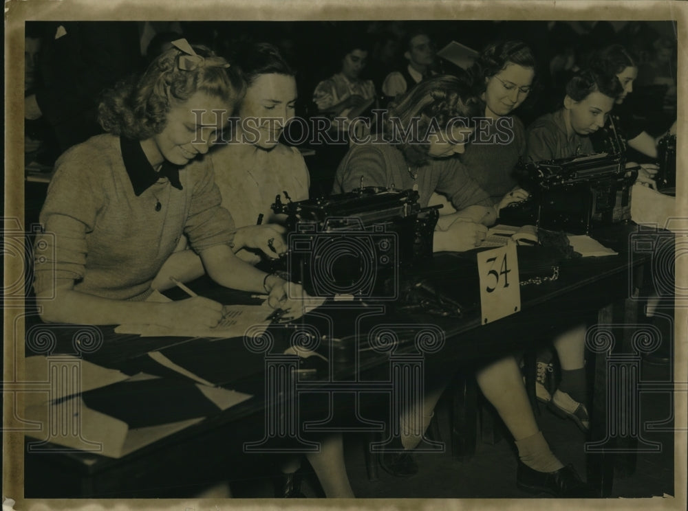 1940 Press Photo Women during the draft