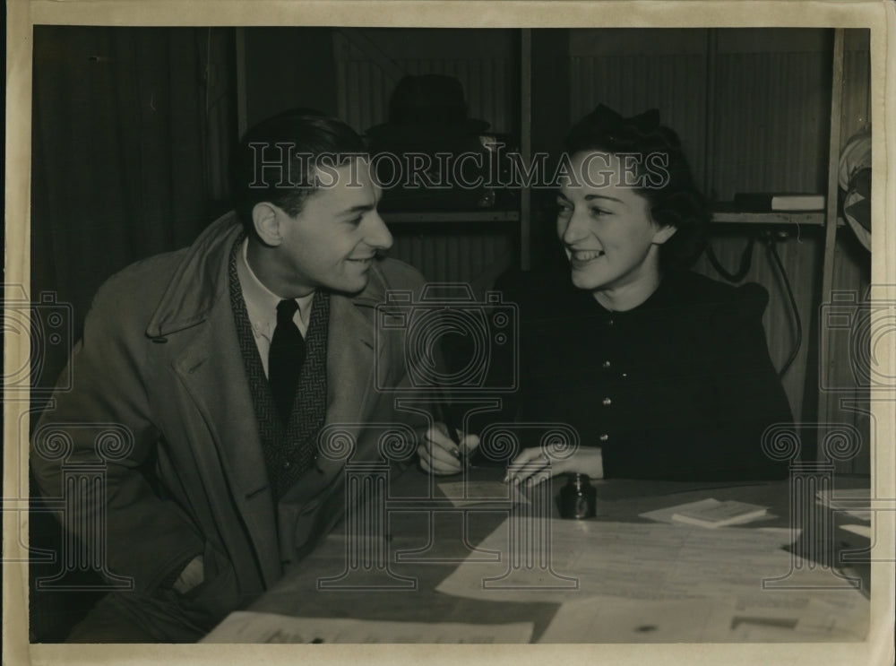 1940 Press Photo R. Greenberg & Mrs. E. Greenberg during draft registration