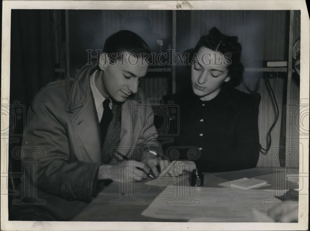 1940 Press Photo Robert Greenberg and Mrs. Ethel Greenberg at Draft Registration