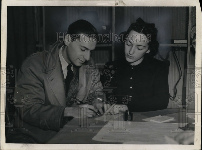 Load image into Gallery viewer, 1940 Press Photo Robert Greenberg and Mrs. Ethel Greenberg at Draft Registration
