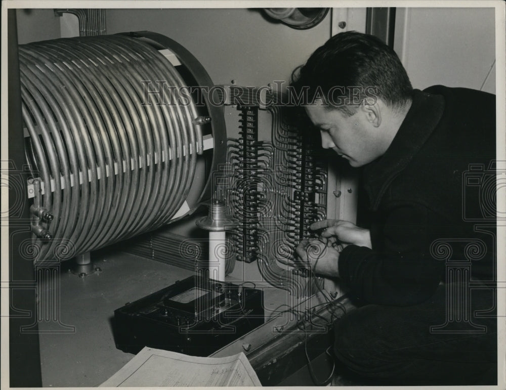 1940 Press Photo A.R. Goodnow Westinghouse Engineer with 50,000 watt transmitter
