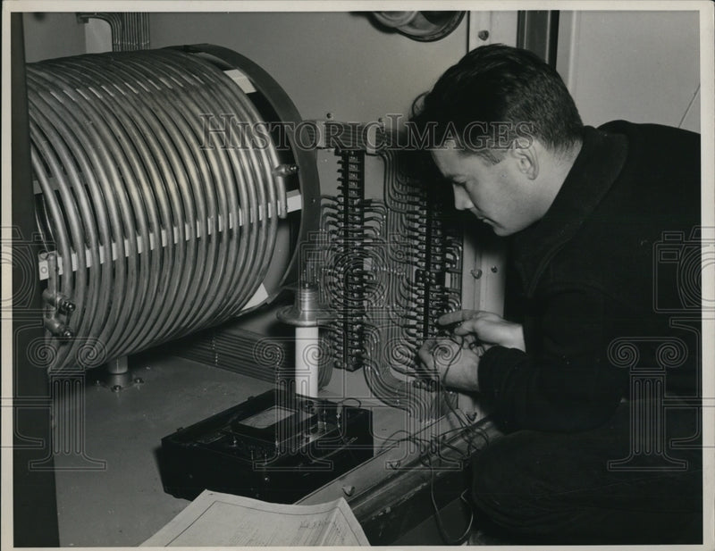 Load image into Gallery viewer, 1940 Press Photo A.R. Goodnow Westinghouse Engineer with 50,000 watt transmitter
