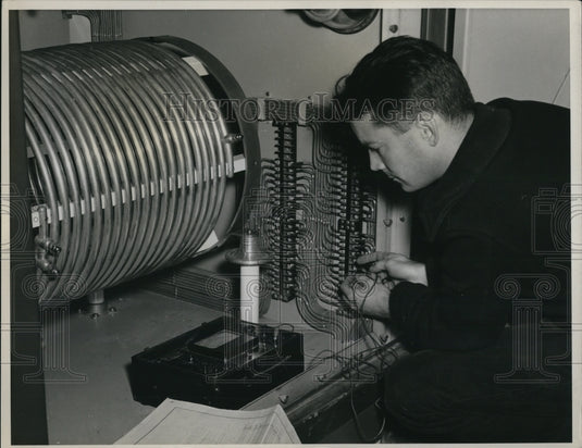 1940 Press Photo A.R. Goodnow Westinghouse Engineer with 50,000 watt transmitter