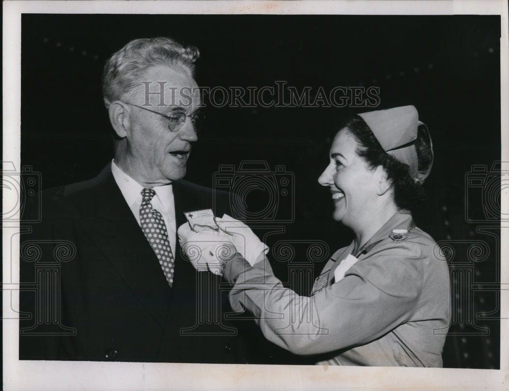 1952 Press Photo Roy Wingate Has Badge Pinned by Mrs. Thomas A. Burke
