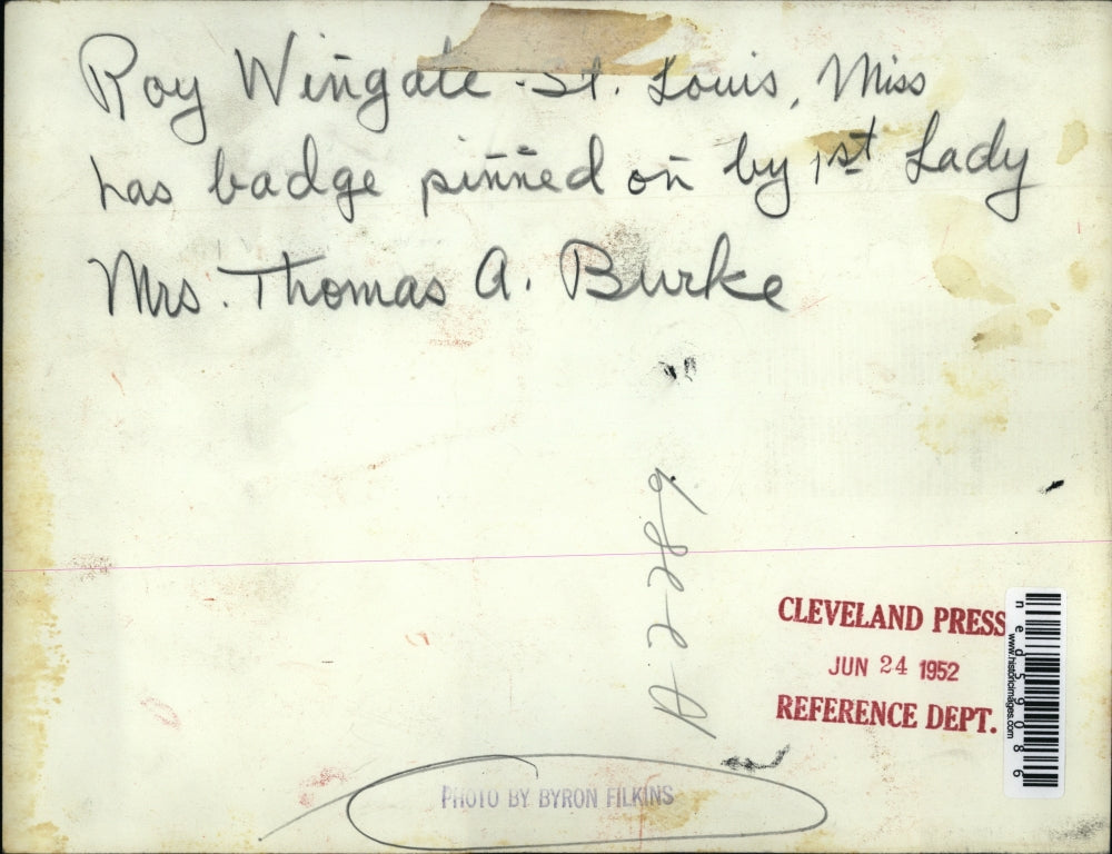 1952 Press Photo Roy Wingate Has Badge Pinned by Mrs. Thomas A. Burke