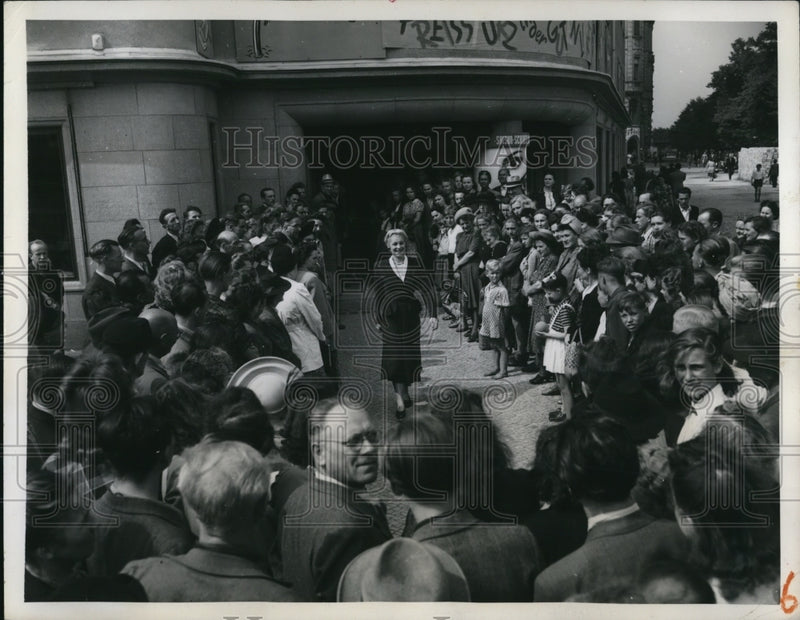 Load image into Gallery viewer, 1949 Press Photo Berlin Press Designer Brings Fashion Show Outside

