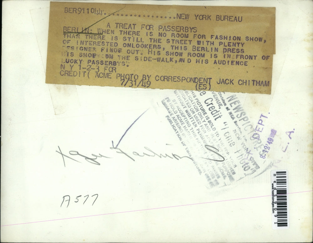 1949 Press Photo Berlin Press Designer Brings Fashion Show Outside