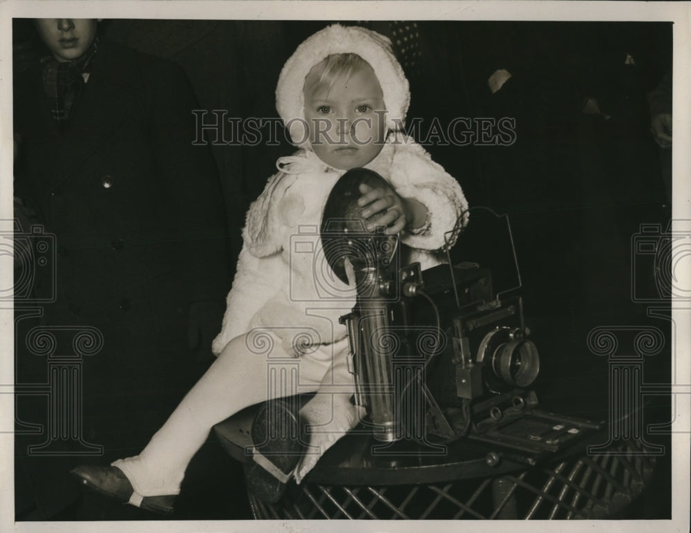 1941 Press Photo Portuguese 2 Year Old Jacqueline Winana Playing with Camera