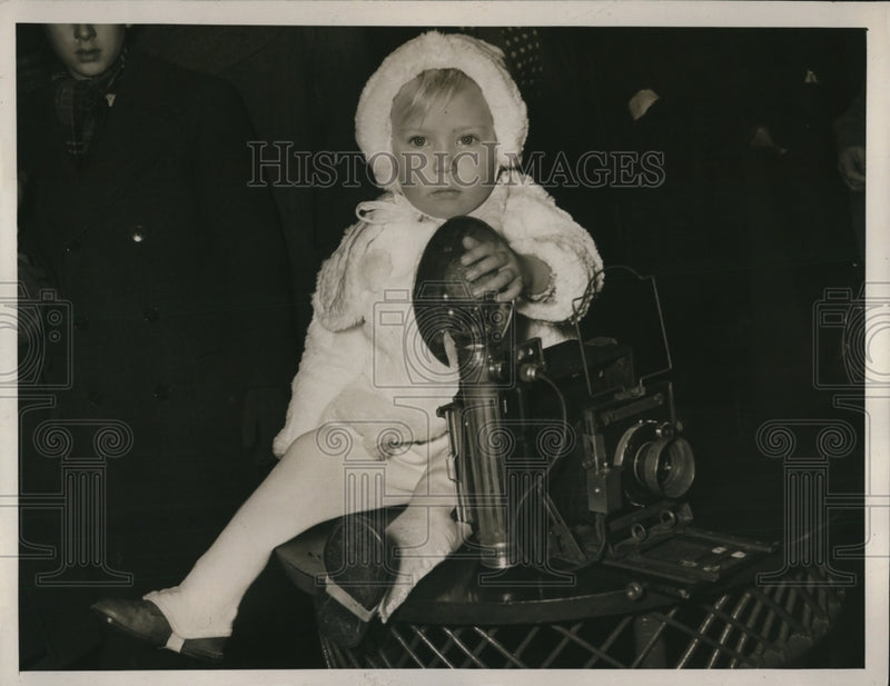 Load image into Gallery viewer, 1941 Press Photo Portuguese 2 Year Old Jacqueline Winana Playing with Camera
