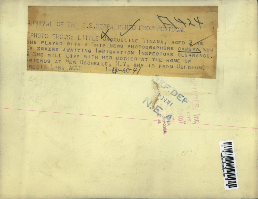 1941 Press Photo Portuguese 2 Year Old Jacqueline Winana Playing with Camera