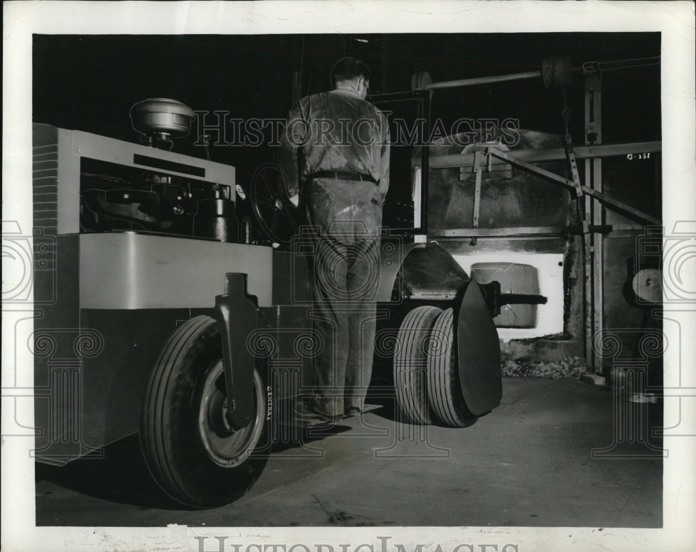 1939 Press Photo "Seeing Eye" Machine Removes Optical Glass from Furnace