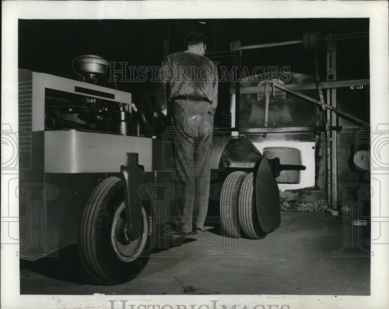 Load image into Gallery viewer, 1939 Press Photo "Seeing Eye" Machine Removes Optical Glass from Furnace
