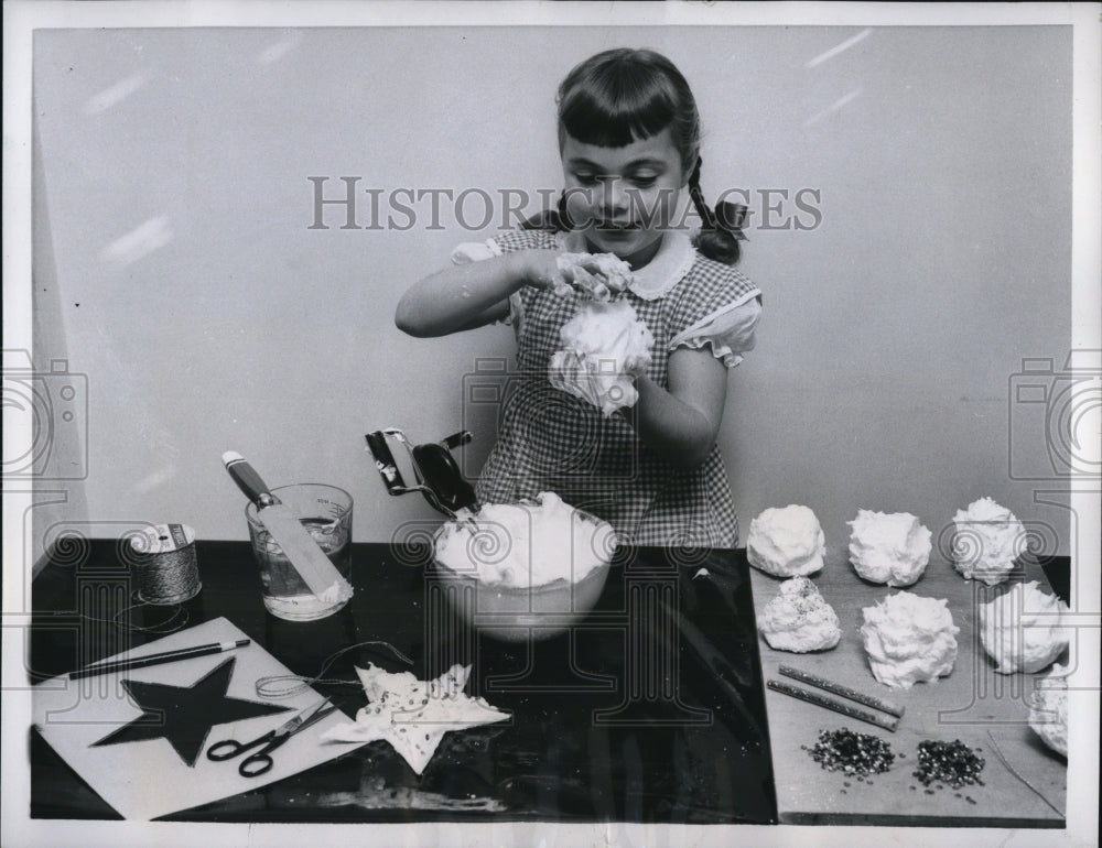 1956 Press Photo Little girl making snowball yule decoration from soap powder
